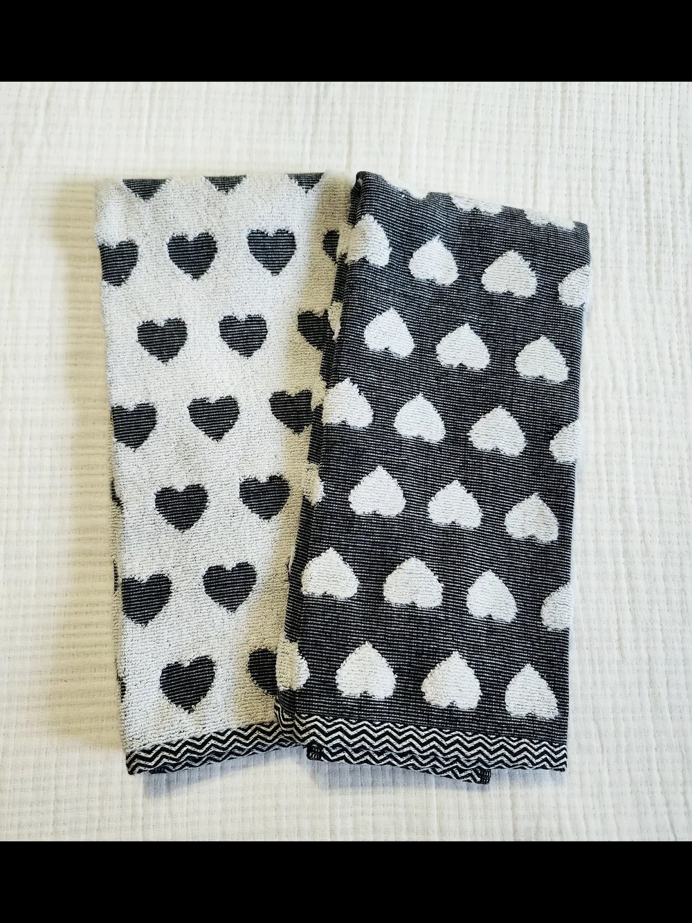 Isaac Mizrahi Black and White Heart Kitchen Towels